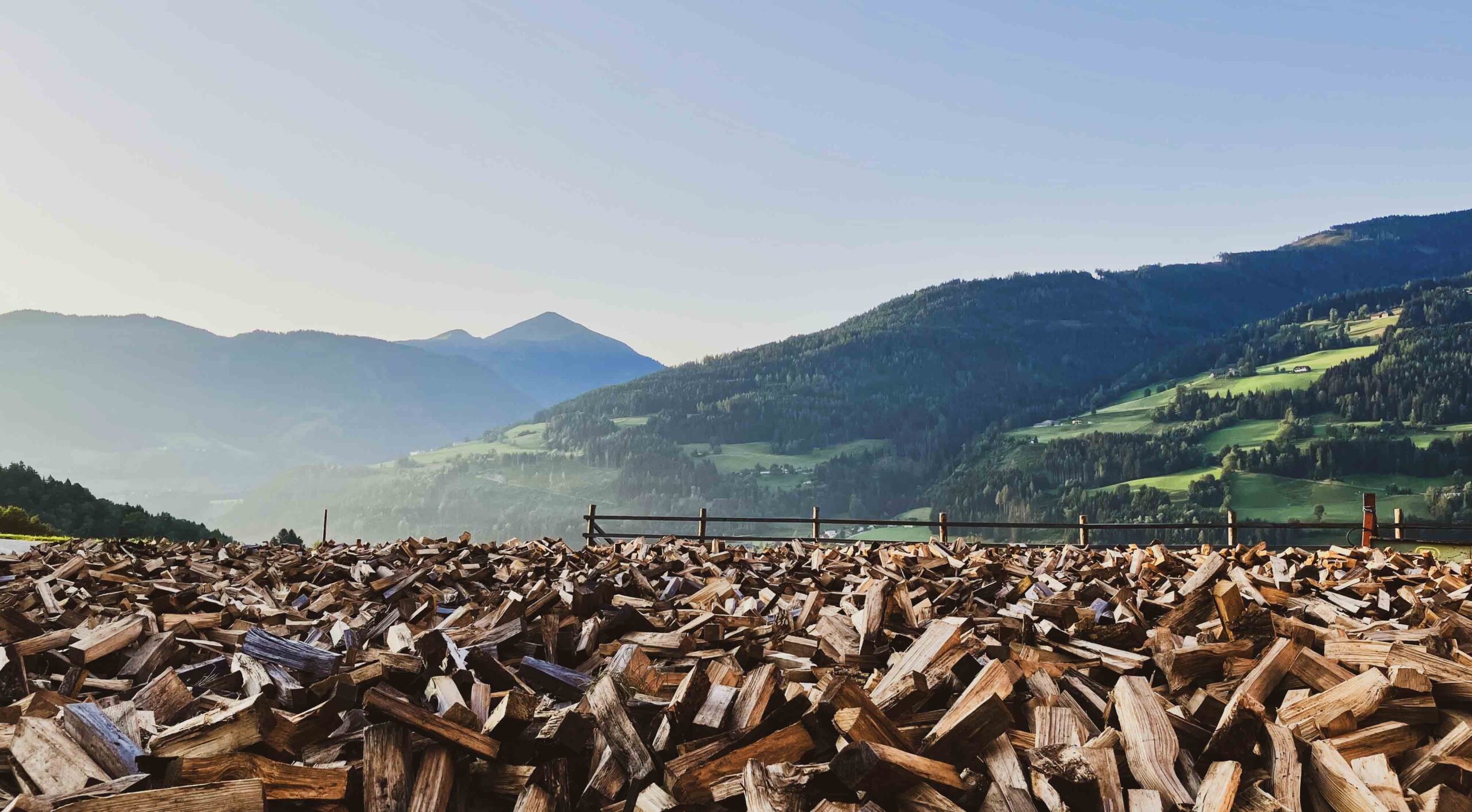 gehacktes Holz, Berglandschaft